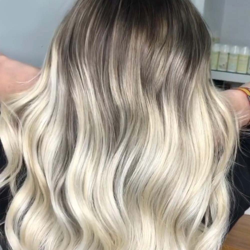 Ruz Concepto chica con cabello decolorado